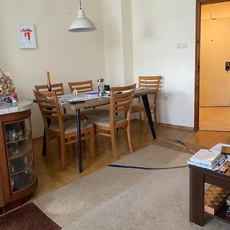 Lovely Two-bedroom Flat In Centre شقة