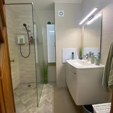 Lovely Two-bedroom Flat In Centre شقة *